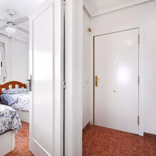 2 Bedrooms Top Floor Apartment on 5th Floor with comm. Pool and Terrace, Close to Beach and Amenities_TORREVIEJA