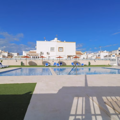3 Bedrooms Quad-style Villa with comm. Pool, Off-road Parking and Solarium_TORREVIEJA