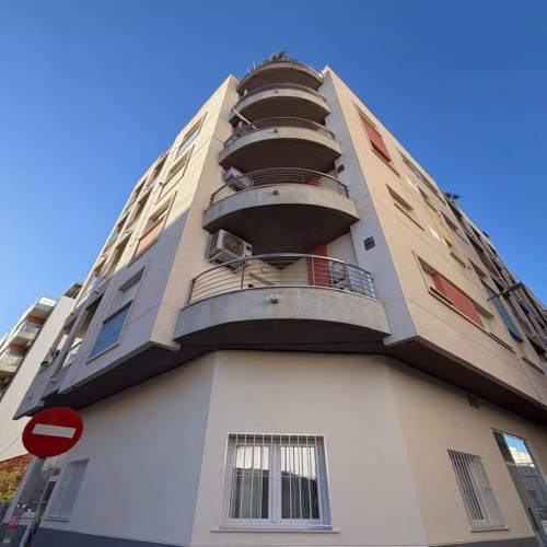 2 Bedrooms Renovated Ground floor Apartment with Glazed-in Terrace and 205m2 Basement, 200m to the Port_TORREVIEJA