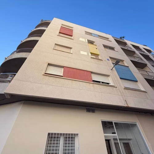 2 Bedrooms Renovated Ground floor Apartment with Glazed-in Terrace and 205m2 Basement, 200m to the Port_TORREVIEJA