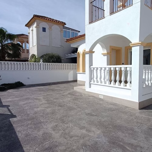 2 Bedrooms Renewed Detached Villa with comm. Pool, Off-road Parking, Terrace and Solarium_LO CRISPIN_ALGORFA