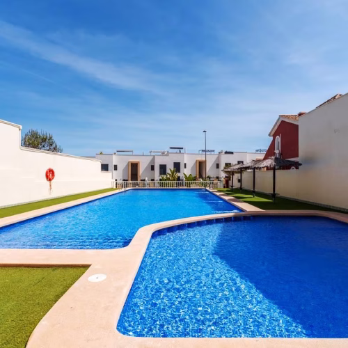 3 Bedrooms Semi-Detached TownHouse with comm. Pool and Off-road Parking_VILLAMARTIN