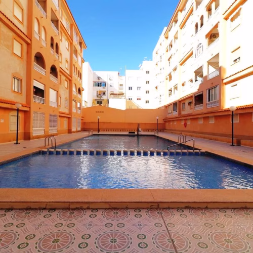 2 Bedrooms Town centre Apartment on 4th Floor with comm. Pool, Terrace and Lift Access, 500m to the Beach_TORREVIEJA