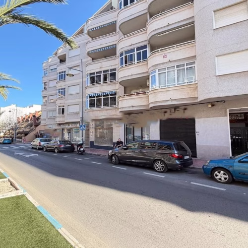2 Bedrooms Renovated Apartment on 3rd Floor with Lift Access and Terrace, 300m to the Beach_TORREVIEJA