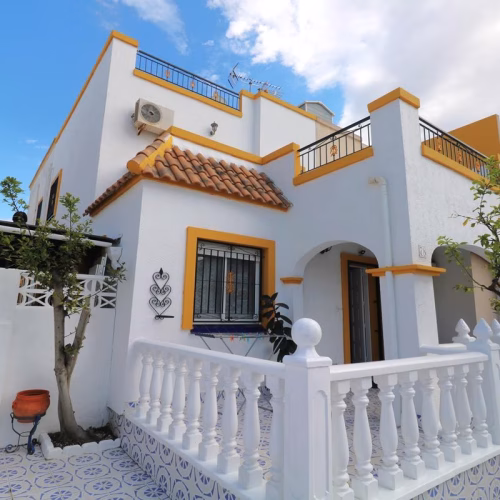 3 Bedrooms Quad-style Villa with comm. Pool, Off-road Parking and Solarium_TORREVIEJA