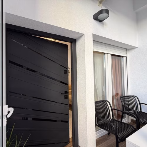 2 Bedrooms Renovated Ground floor Apartment with Glazed-in Terrace and 205m2 Basement, 200m to the Port_TORREVIEJA