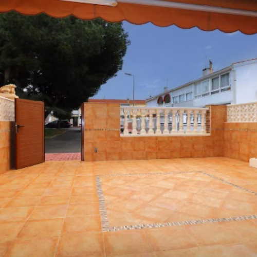 3 Bedrooms Renovated TownHouse with Front Terrace and Court yard, 300m to the Beach_Torrevieja