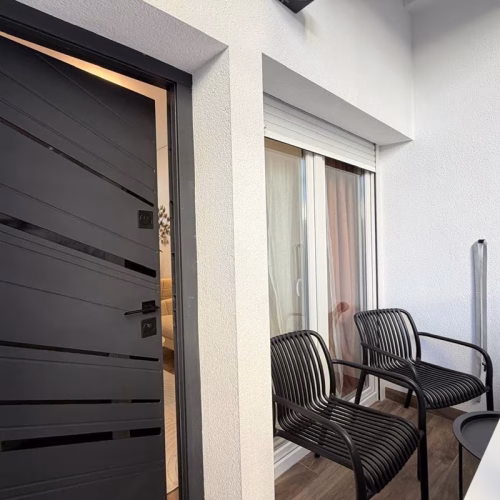 2 Bedrooms Renovated Ground floor Apartment with Glazed-in Terrace and 205m2 Basement, 200m to the Port_TORREVIEJA