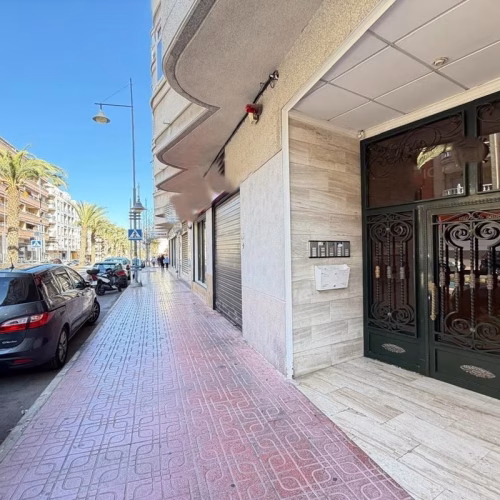 2 Bedrooms Renovated Apartment on 3rd Floor with Lift Access and Terrace, 300m to the Beach_TORREVIEJA