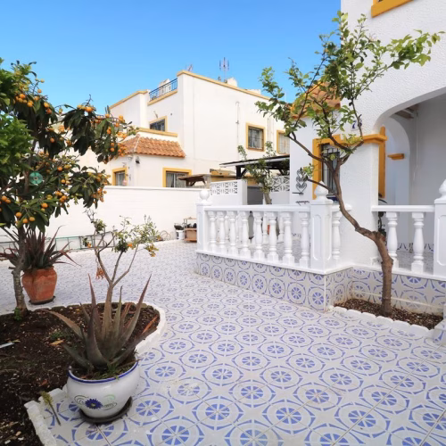 3 Bedrooms Quad-style Villa with comm. Pool, Off-road Parking and Solarium_TORREVIEJA