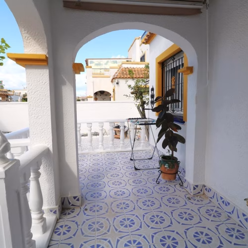 3 Bedrooms Quad-style Villa with comm. Pool, Off-road Parking and Solarium_TORREVIEJA