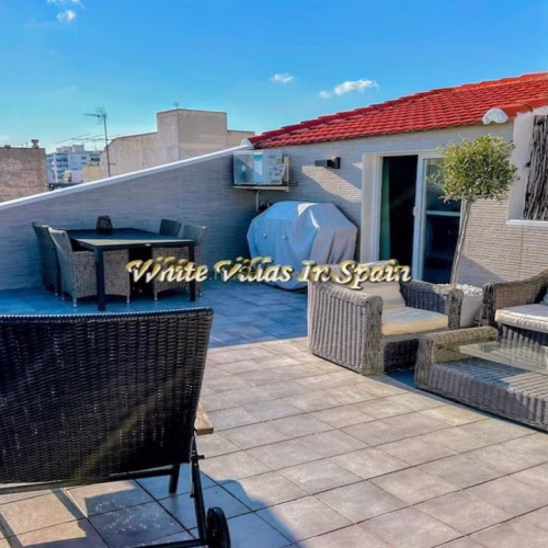 4 Bedrooms renovated PentHouse with Glazed-in Sitting room and Terrace, 100m to the Beach_TORREVIEJA
