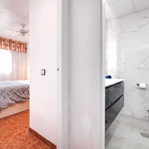 2 Bedrooms Top Floor Apartment on 5th Floor with comm. Pool and Terrace, Close to Beach and Amenities_TORREVIEJA