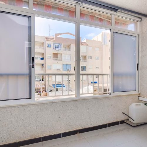 1 Bedroom Apartment on the 2nd Floor with Lift Access, comm. Pool and Glazed-in terrace, 250m to the Beach_TORREVIEJA