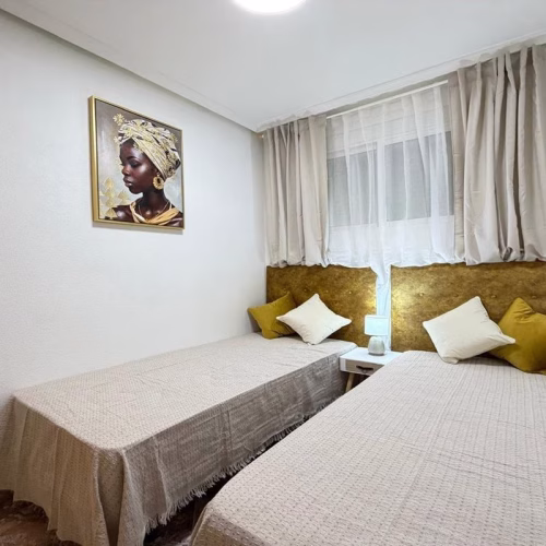 2 Bedrooms Renovated Apartment on 3rd Floor with Lift Access and Terrace, 300m to the Beach_TORREVIEJA