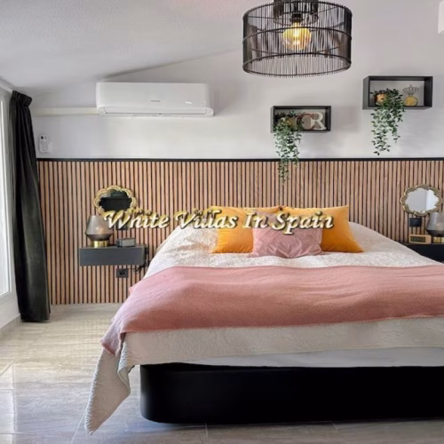 4 Bedrooms renovated PentHouse with Glazed-in Sitting room and Terrace, 100m to the Beach_TORREVIEJA