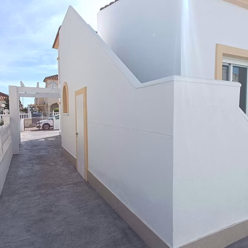 2 Bedrooms Renewed Detached Villa with comm. Pool, Off-road Parking, Terrace and Solarium_LO CRISPIN_ALGORFA