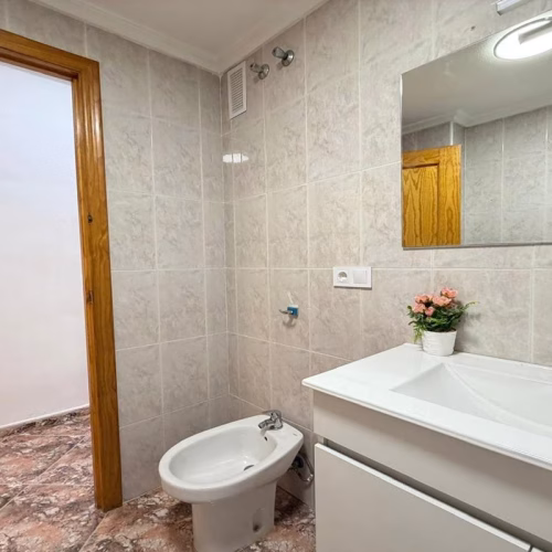 2 Bedrooms Renovated Apartment on 3rd Floor with Lift Access and Terrace, 300m to the Beach_TORREVIEJA