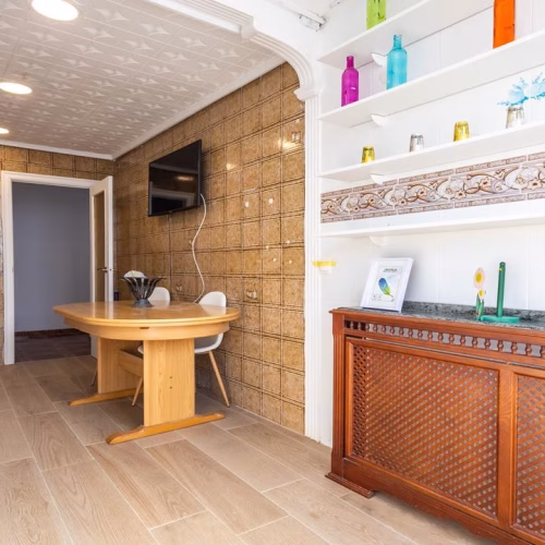 2 Bedrooms Renovated Beach Apartment on 4th-Floor with Lift Access and Terrace_TORREVIEJA