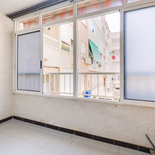 1 Bedroom Apartment on the 2nd Floor with Lift Access, comm. Pool and Glazed-in terrace, 250m to the Beach_TORREVIEJA