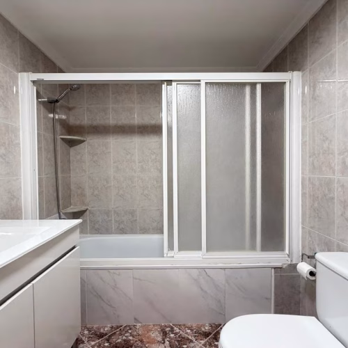 2 Bedrooms Renovated Apartment on 3rd Floor with Lift Access and Terrace, 300m to the Beach_TORREVIEJA