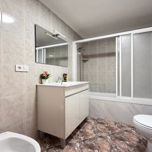 2 Bedrooms Renovated Apartment on 3rd Floor with Lift Access and Terrace, 300m to the Beach_TORREVIEJA