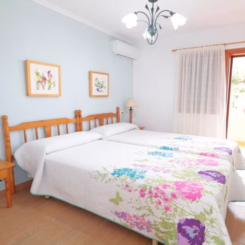 3 Bedrooms Renovated TownHouse with Front Terrace and Court yard, 300m to the Beach_Torrevieja