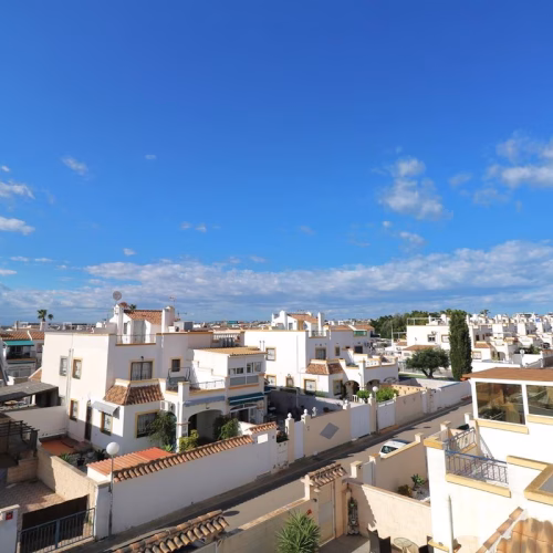 3 Bedrooms Quad-style Villa with comm. Pool, Off-road Parking and Solarium_TORREVIEJA