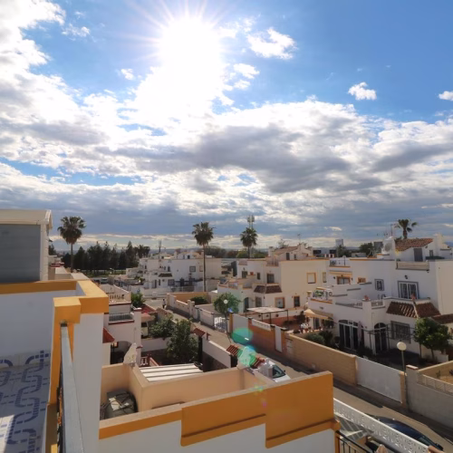 3 Bedrooms Quad-style Villa with comm. Pool, Off-road Parking and Solarium_TORREVIEJA