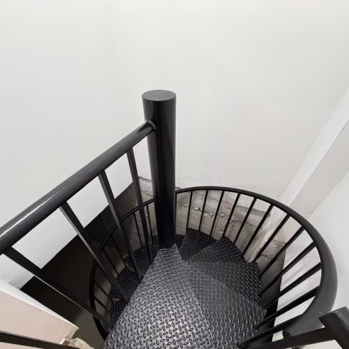 2 Bedrooms Renovated Ground floor Apartment with Glazed-in Terrace and 205m2 Basement, 200m to the Port_TORREVIEJA