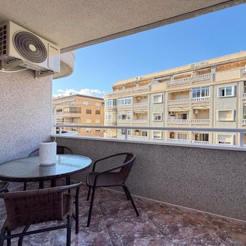 2 Bedrooms Renovated Apartment on 3rd Floor with Lift Access and Terrace, 300m to the Beach_TORREVIEJA
