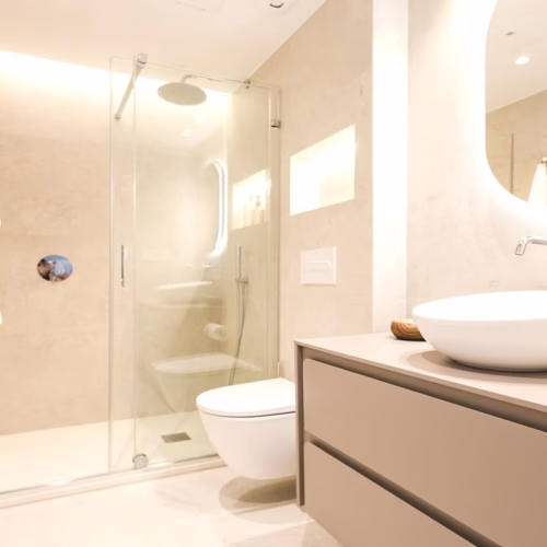 3 Bedrooms Renovated Beach Front Apartment on 7th Floor with comm. Pool and Lift Access_TORREVIEJA